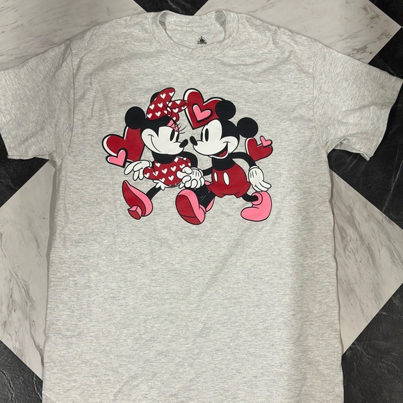 Disney Mickey & Minnie Heart Print Gray Tee - Picture 1 of 3